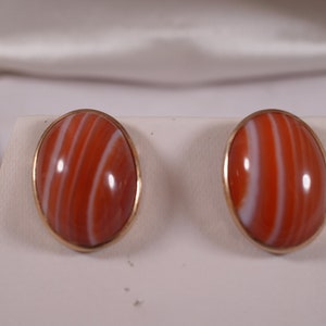 Vintage 14K yellow gold large stud earrings oval red white banded agate cabochon gemstones 6.14 grams