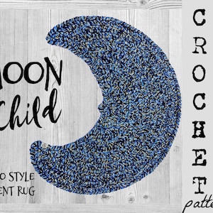 Könnte beinhalten: Häkelmuster für einen blauen und weißen Halbmondteppich. Das Muster heißt "Moon Child" und wird als Boho-Stil-Akzentteppich beschrieben.