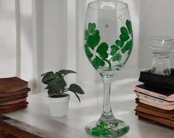 Four Leaf Clover Wine Glass, St Patricks Day Wine Glass, Irish Gift, Irishman Gift, Shamrock Gift, Shamrock Wine Glass, Gift for Wine Lover