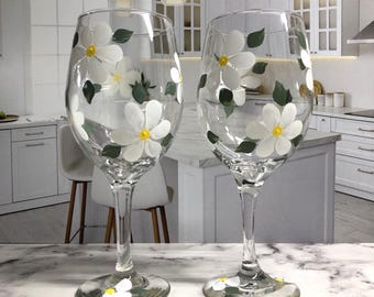 White Daisy Wine Glasses, Painted Wine Glasses, Floral Wine Glasses, Gift For Her, Gift for Mom, Birthday Gift Woman, Wine Lover Gift