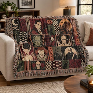 Peut inclure: Un plaid tissé présentant une grille de personnages de films d'horreur classiques et de motifs d'Halloween, notamment un vampire, un loup-garou, une momie et un clown. Le design intègre des crânes, des citrouilles, des chauves-souris et des toiles d'araignée.