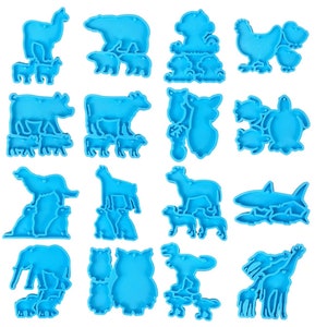 Könnte beinhalten: Set mit 16 blauen Plastik-Ausstechern in Form verschiedener Tiere, darunter ein Lama, ein Bär, ein Affe, ein Huhn, eine Kuh, ein Schwein, eine Schildkröte, ein Hai, ein Elefant, eine Eule, ein Dinosaurier und eine Giraffe. Jedes Tier hat eine kleinere Version von sich selbst, wodurch eine Tierfamilie entsteht.