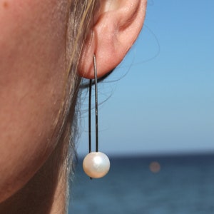 Pearl earrings, earrings with pearls, silver earrings, stainless steel earrings, jewelry with freshwater pearls, long earrings, modern earrings