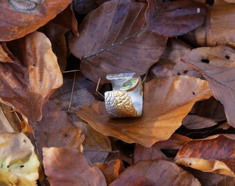 Statementring, silverring med lövstruktur, trädlövsmycken, bred ring med peridot, texturerad silverring, natursmycken