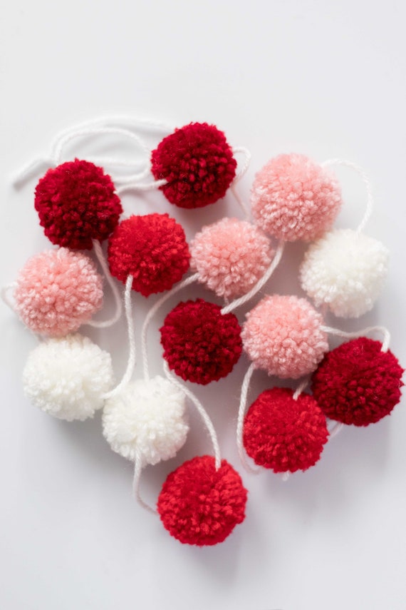 Tri-color Red Valentines Day Yarn Pom Pom Garland, Pom Pomgarland, Home  Mantle Decor, White Blush Pink & Red Garland, Nursery Decor Garland 