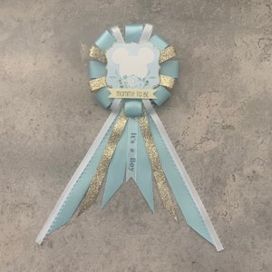 Corsage en forme de future maman en ruban pour baby shower - c'est un garçon - bleu, champagne, blanc - disney - floral - Mickey/minnie mouse