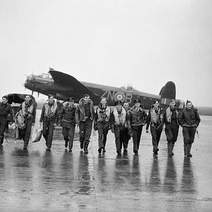 ランカスター爆撃機の前に立つ第2次世界大戦中の第106爆撃機司令部の航空要員。写真プリント。2枚の画像から選択可能。サイズはA4、A5、A6の3種類。