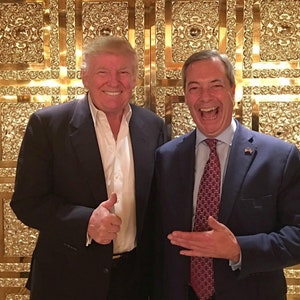 ナイジェル・ファラージとドナルド・トランプが一緒にジョークを言い合う。写真プリント。A4、A5、A6サイズからお選びください。