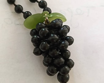 Collana vintage anni '70 con uva nera, gioielli retrò con frutta