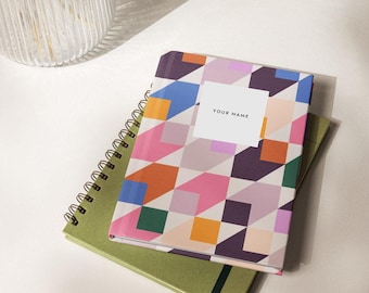 Notitieboekje met gepersonaliseerde isometrische kubussen in kleur, dagboek met eigen naam, cadeaubriefpapier