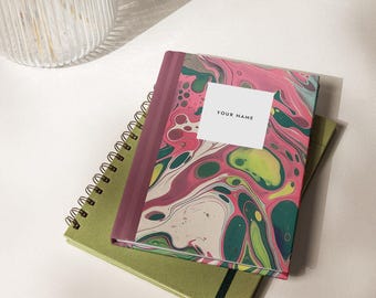 Gepersonaliseerd notitieboek met groene marmeren rand, dagboek met eigen naam, cadeaubriefpapier