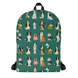 Puede incluir: Una mochila verde cubierta con ilustraciones de perros de diferentes razas y poses. Los perros presentan diversos colores y patrones. La mochila tiene correas negras y un asa superior.