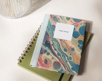 Gepersonaliseerd notitieboekje van blauw marmer, dagboek met eigen naam, cadeaubriefpapier