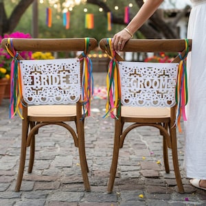 Letreros para novios / Letreros para sillas de boda de papel picado / Texto y colores personalizados