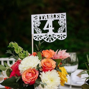 Numéros de table Papel Picado | Décorations de mariage rustiques | Numéros de table floraux | Mariage à destination | Centre de table floral | LulaFlore