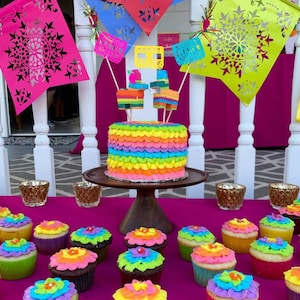 Les mariés sont des décorations de gâteau de mariage Pinata Fiesta personnalisées, une décoration de gâteau de mariage à destination, une décoration de gâteau Piñata image 8