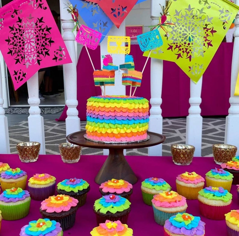 Les mariés sont des décorations de gâteau de mariage Pinata Fiesta personnalisées, une décoration de gâteau de mariage à destination, une décoration de gâteau Piñata image 8