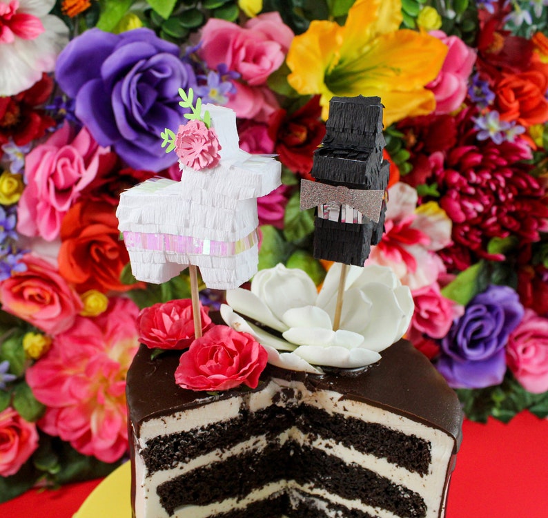 Les mariés sont des décorations de gâteau de mariage Pinata Fiesta personnalisées, une décoration de gâteau de mariage à destination, une décoration de gâteau Piñata image 6