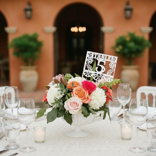 Numéros de table Papel Picado : décoration florale de mariage rustique