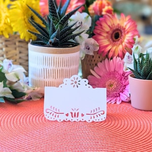 Cartes de visite florales bébé en fleurs, Carte de siège florale pour mariage, Décoration de fête prénatale, Carte de siège de mariage rustique, Carte de siège de mariage fleurs sauvages