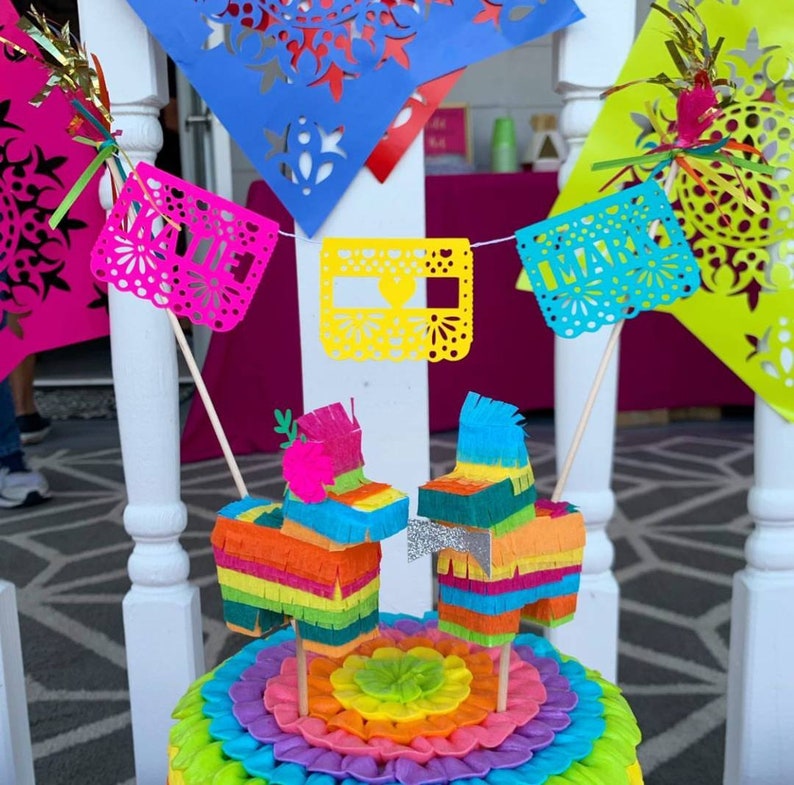 Les mariés sont des décorations de gâteau de mariage Pinata Fiesta personnalisées, une décoration de gâteau de mariage à destination, une décoration de gâteau Piñata image 3