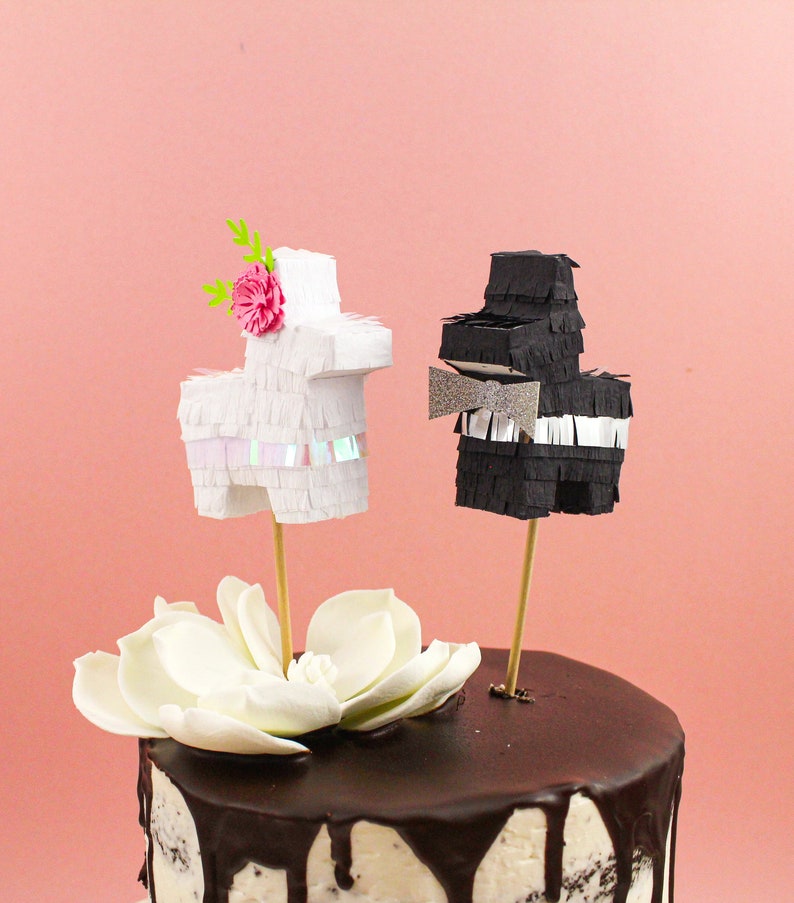 Les mariés sont des décorations de gâteau de mariage Pinata Fiesta personnalisées, une décoration de gâteau de mariage à destination, une décoration de gâteau Piñata image 2