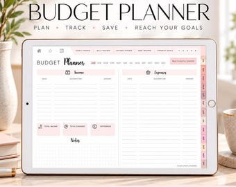 Puede incluir: Un planificador de presupuesto digital en la pantalla de una tableta, con secciones para ingresos y gastos, pestañas mensuales y herramientas de seguimiento financiero. La interfaz incluye etiquetas de texto como Budget Planner, Plan, Track, Save, Reach Your Goals.