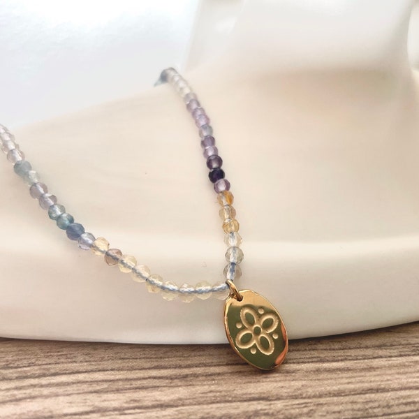 Collier en perles de Fluorine multicolore / Collier fin en pierre naturelle violet et bleu / Cadeau pour femme, bijoux délicat