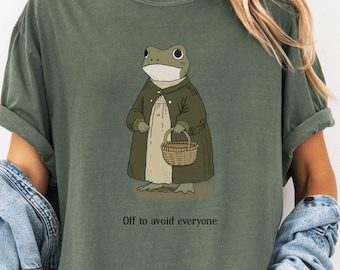 Camiseta divertida de rana introvertida, camiseta gráfica estilo cottagecore, camiseta de rana con colores cómodos, camiseta acogedora con humor del bosque