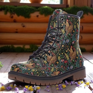 Kippenlaarzen, Cottagecore-gevechtslaarzen, veganistische leren schoenen met kip en wilde bloemenprint, donkere Cottagecore Forestcore-stijl