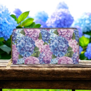 Cartera de hortensias, verano de Nueva Inglaterra, cartera bonita, cartera delgada, cartera floral, cartera de viaje, accesorio de cuero vegano, estilo bohemio.