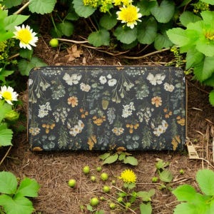Portefeuille floral, portefeuille sombre Academia Portefeuille zippé Goblincore Cottagecore sombre Cadeau pour les amateurs de sorcières Portefeuille en cuir végétalien Femmes Voyage