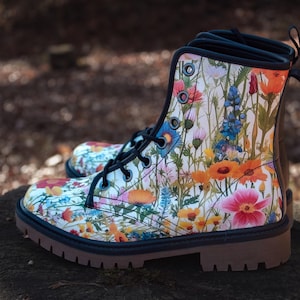 Gevechtslaarzen, Cottagecore-laarzen, Wilde bloemen, Veganistisch leer, Klassieke laars, Sfeervolle bloemen, Boho-laarzen, Bosheksenlaars, Faecore-laarzen