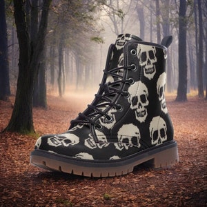 Teschi ricamati, scarpe gotiche stivali in pelle vegana nera stivali da combattimento boho fiori selvatici autunno autunno estetica halloween scarpe carine scarpe da donna
