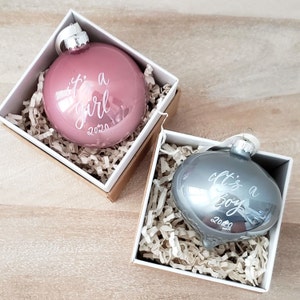 Adorno navideño para revelar el género del bebé, adorno para niño, anuncio de bebé en diciembre, revelación de embarazo (uno de vidrio, rosa o azul)