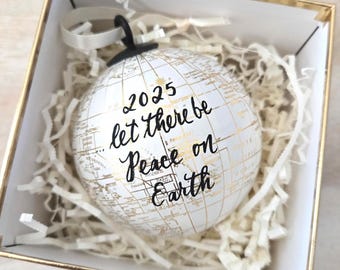 Adorno navideño personalizado con el globo terráqueo 2025: Paz en la Tierra escrita a mano