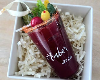 Personalisierte Caesar-Cocktail-Dekoration: Nachbildung eines Bloody Mary aus Glas