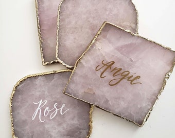 Rose Quartz Coaster Cadeau voor moeder, Gepersonaliseerde Agaat Coaster, Roze Naam Drink Coaster, Handlettered Bruidsmeisje Cadeau, Zelf Cadeau - EEN