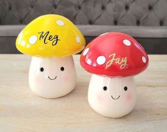Cadeau personnalisé tirelire champignon en céramique, nom écrit à la main rouge ou jaune smiley champignon vénéneux tirelire, décor bois