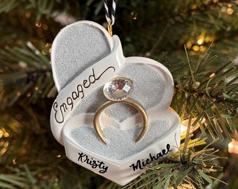 Personalisierter Weihnachtsbaumschmuck zur Verlobungsankündigung: Geschenk zum Heiratsantrag