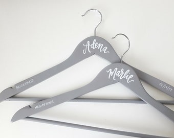 Percha de dama de honor gris personalizada, regalo con caligrafía manuscrita - Una