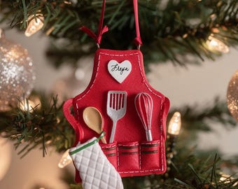 Personalisierte Weihnachtsdekoration in Form einer Backschürze – das perfekte Geschenk für Köche und Bäcker.