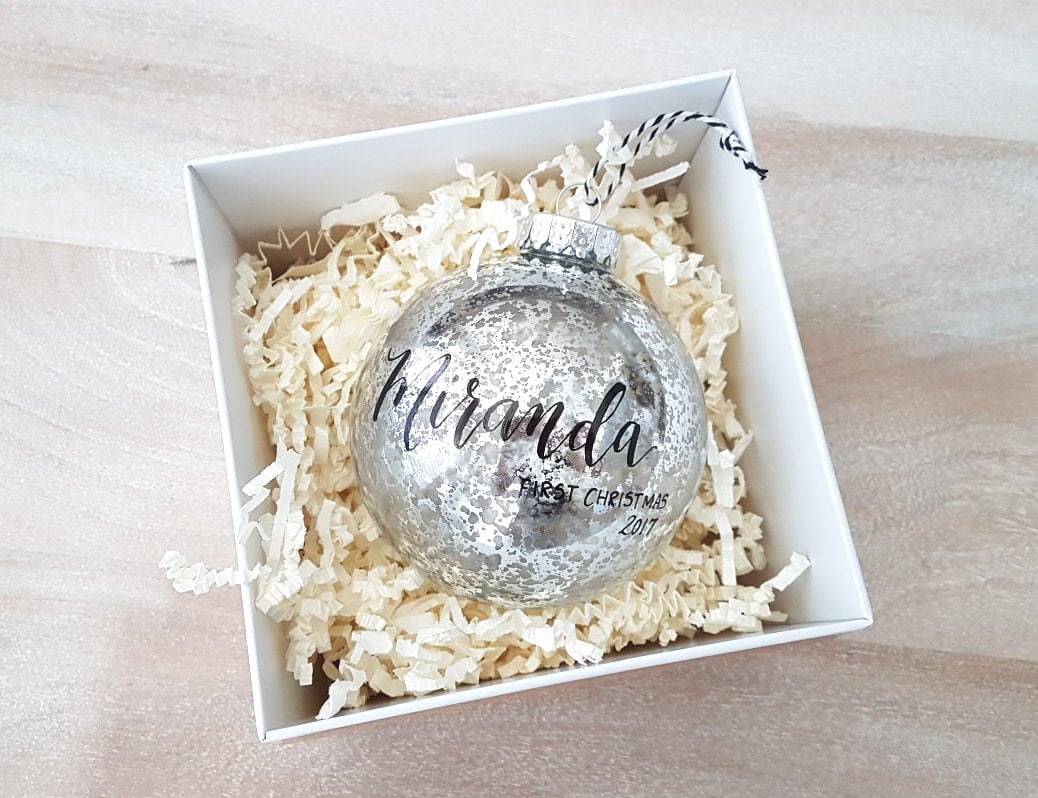 Cadeau Personnalisé Baby's First Christmas Ornament avec Calligraphie - Un | Argent, 4 Pouces