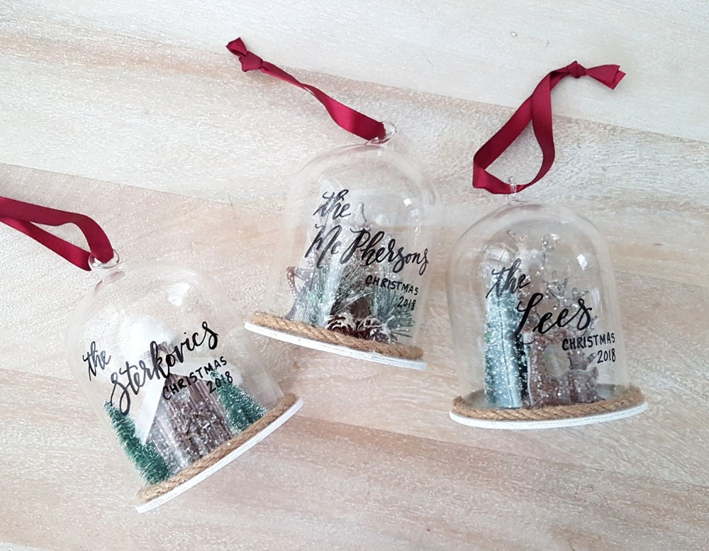 Cadeau Personnalisé d'ornement de Noël Famille avec La Calligraphie, Ornement 2021, Cerf, Boisé - Un