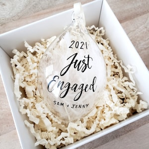 Verlobungsgeschenk Weihnachtsverzierung, weiße Feder-klare Glaskugel, gerade verheiratet frisch vermählt personalisiertes Geschenk, Hand beschriftet