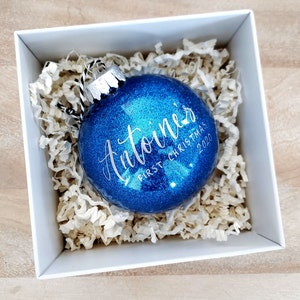 Großes 4 personalisiertes Baby erstes Ornament Geschenk mit Kalligraphie, Baby Jungen Geschenk One blauer Glitzer Kunststoffball Spielerei Bild 3