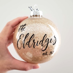 Décoration de Noël pour jeunes mariés de 4 po. Cadeau établi personnalisé avec calligraphie, cadeau de jeunes mariés personnalisé, décoration de vacances à paillettes dorées, plastique image 4