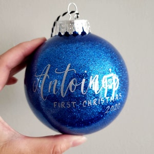 Großes 4 personalisiertes Baby erstes Ornament Geschenk mit Kalligraphie, Baby Jungen Geschenk One blauer Glitzer Kunststoffball Spielerei Bild 2