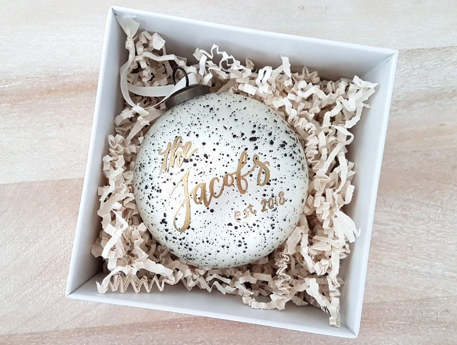 Cadeau Personnalisé Établi Newlywed Christmas Ornament avec Calligraphie - Un | Noir et Argent, Verr