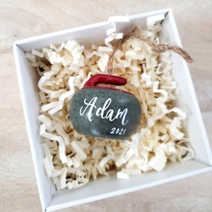 Presente personalizado de ornamento de pedra de curling, presente de esporte de gelo de inverno, presente para ele, presente para vovô ou vovó, enfeite de Natal personalizado